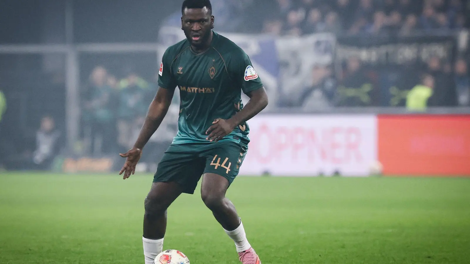 Victor Boniface muss am Knie operiert werden und fällt lange aus. (Archivbild) (Foto: Christian Charisius/dpa)