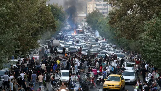 Demonstrierende rufen während eines Protestes in der Innenstadt von Teheran Parolen gegen den Tod der 22-jährigen Iranerin Mahsa Amini. (Foto: Uncredited/AP/dpa)