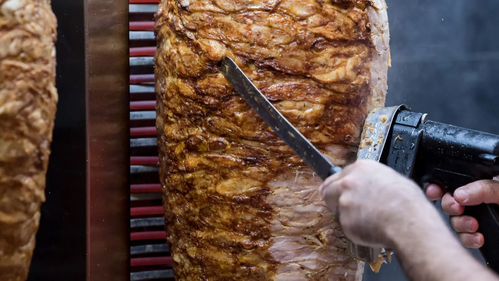 Der Lieferant griff bei der Schlägerei laut Polizei auch zu einem Dönerspieß. (Symbolbild) (Foto: Sven Hoppe/dpa)