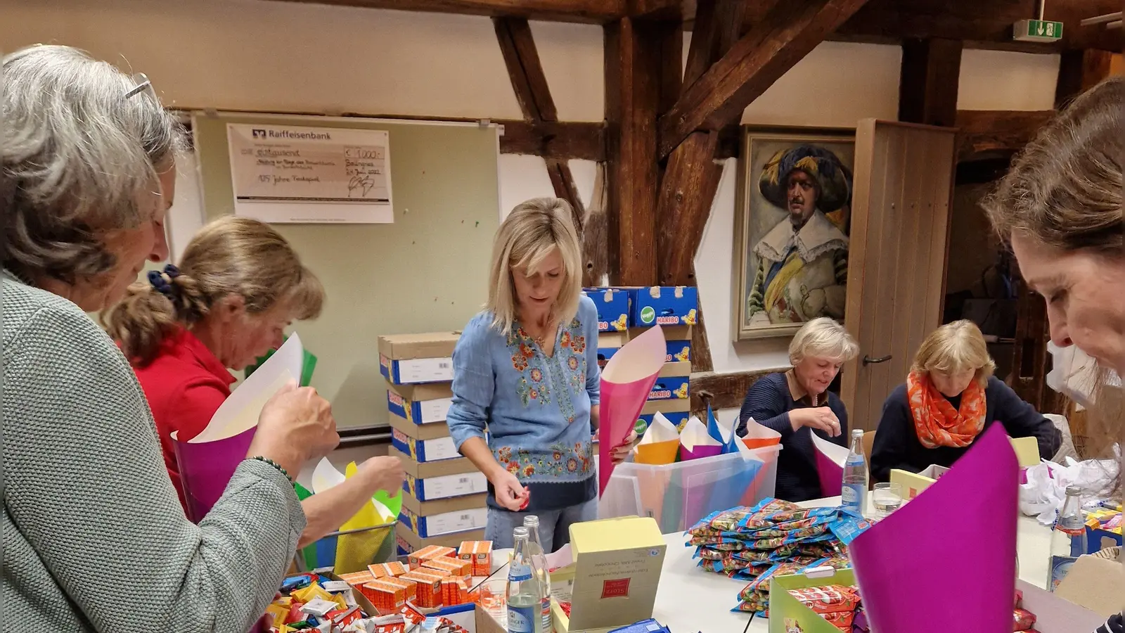 Damit alle Dinkelsbühler Mädchen und Buben, die an der Kinderzeche mitwirken, beschenkt werden können, ist jetzt das ehrenamtliche Team der Gucken-Packerinnen aktiv geworden. (Foto: Festspiel "Die Kinderzeche")