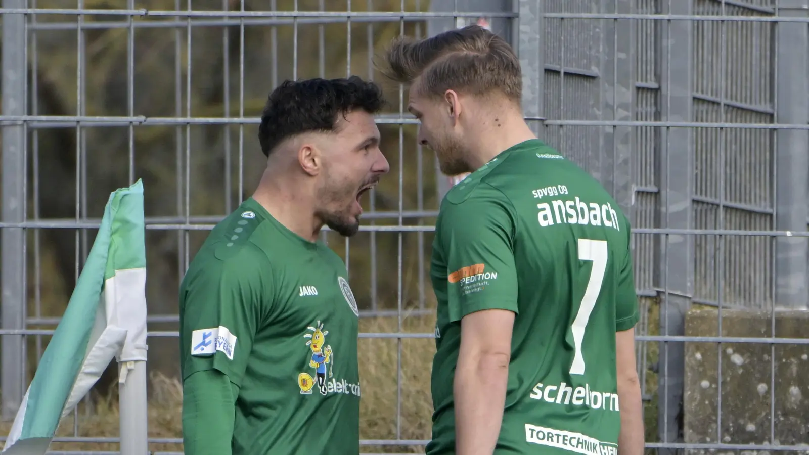 Jubelt künftig mit anderen: Daniel Schelhorn (rechts, hier mit Patrick Kroiß) verlässt die Ansbacher. (Foto: Martin Rügner)