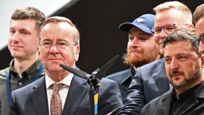 Deutsch-ukrainische Drohnenproduktion für den Krieg gegen Russland startet: Der ukrainische Präsident Wolodymyr Selenskyj nimmt im Beisein von Verteidigungsminister Boris Pistorius die erste Drohne des Unternehmens QFI entgegen. (Foto: Sven Hoppe/dpa)
