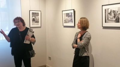 Christiane Schleindl (links) vom kommunalen Filmhaus in Nürnberg führte in die Ausstellung mit Fotos von Agnès Varda ein. Rechts im Bild Ute Heiß, Leiterin des Hauses der Geschichte. (Foto: Friedrich Zinnecker)