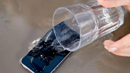 Wasser und Smartphone vertragen sich in der Regel nicht so gut. Wie lässt sich ein Gerät dennoch retten, wenn Feuchtigkeit eingedrungen ist? (Foto: Zacharie Scheurer/dpa-tmn)