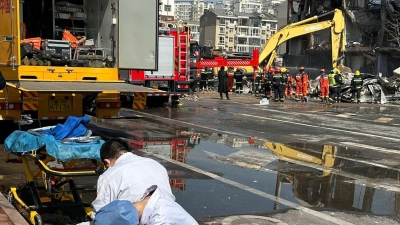 Die Feuerwehr schickte nach eigenen Angaben mehr als 150 Rettungskräfte zum Unfallort. (Foto: Ng Han Guan/AP)