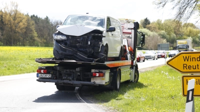 Auf rund 50.000 Euro schätzt die Polizei den Schaden an dem Schulbus und dem Kleintransporter. (Foto: NEWS5 / David Oßwald)