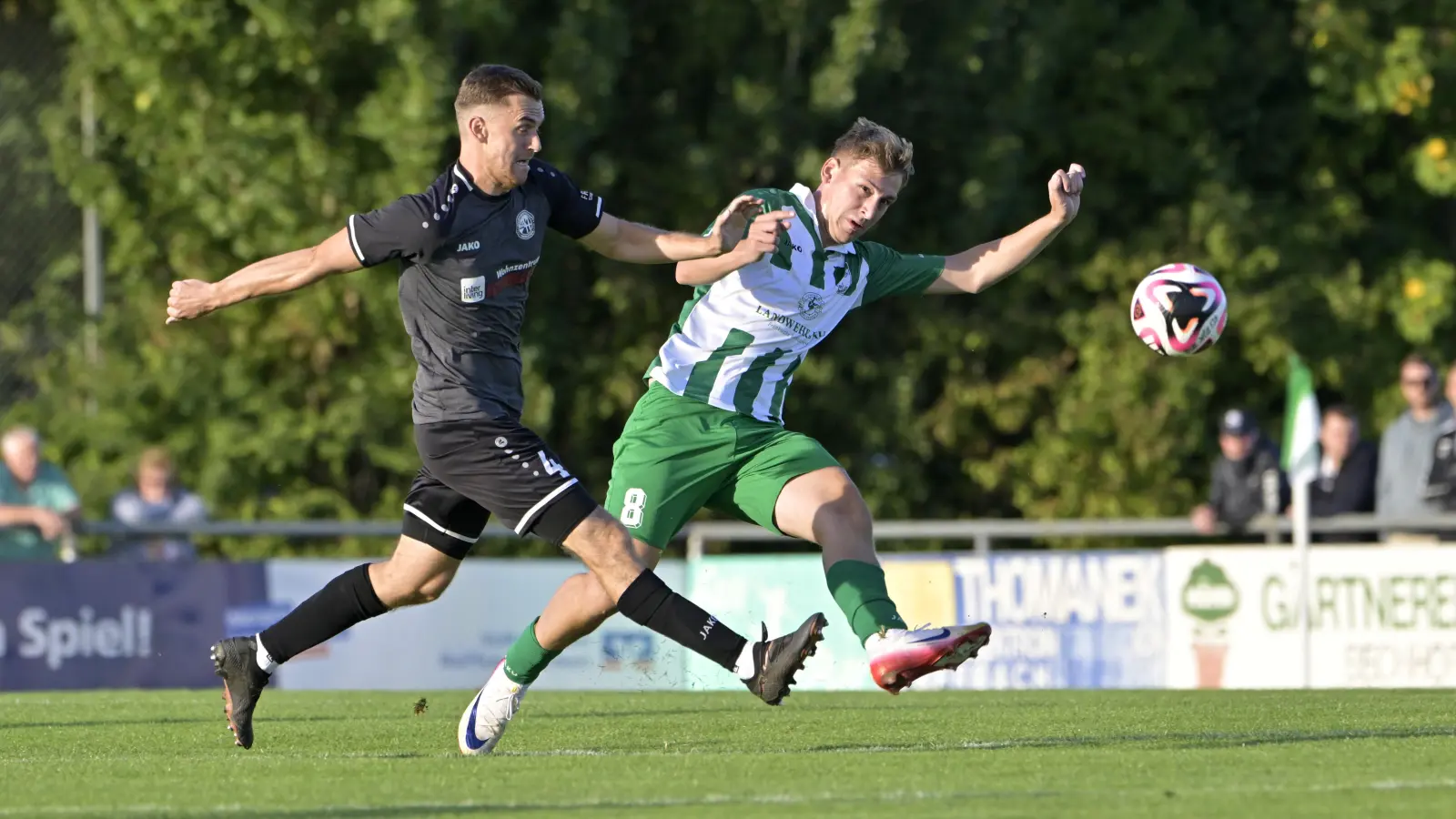 Vor über 800 Zuschauern brachte David Buckel (rechts) Burgoberbach mit 1:0 in Führung. Links der Herrieder Timo Seebauer. (Foto: Martin Rügner)