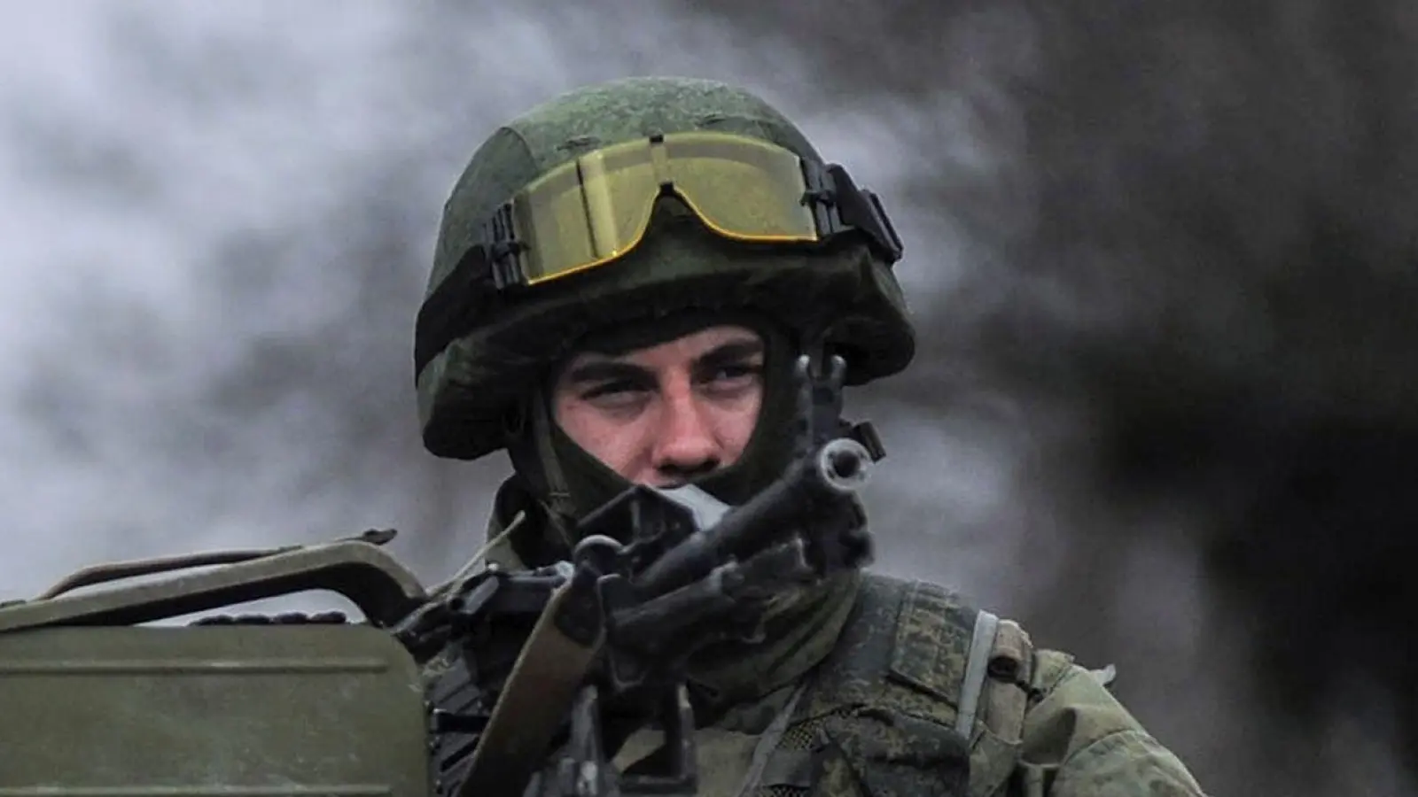 Ein russischer Soldat auf der Krim. (Foto: Andrew Lubimov/dpa/AP/obs)