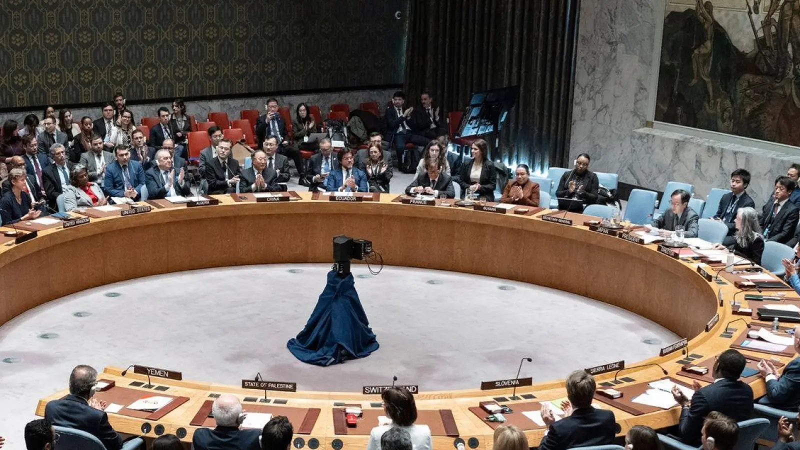 Mitglieder des Sicherheitsrats der Vereinten Nationen nach einer Abstimmung. Auch die Staats- und Regierungschefs des G7-Treffens verurteilten den iranischen Angriff aufs Schärfste. (Foto: Craig Ruttle/AP/dpa)