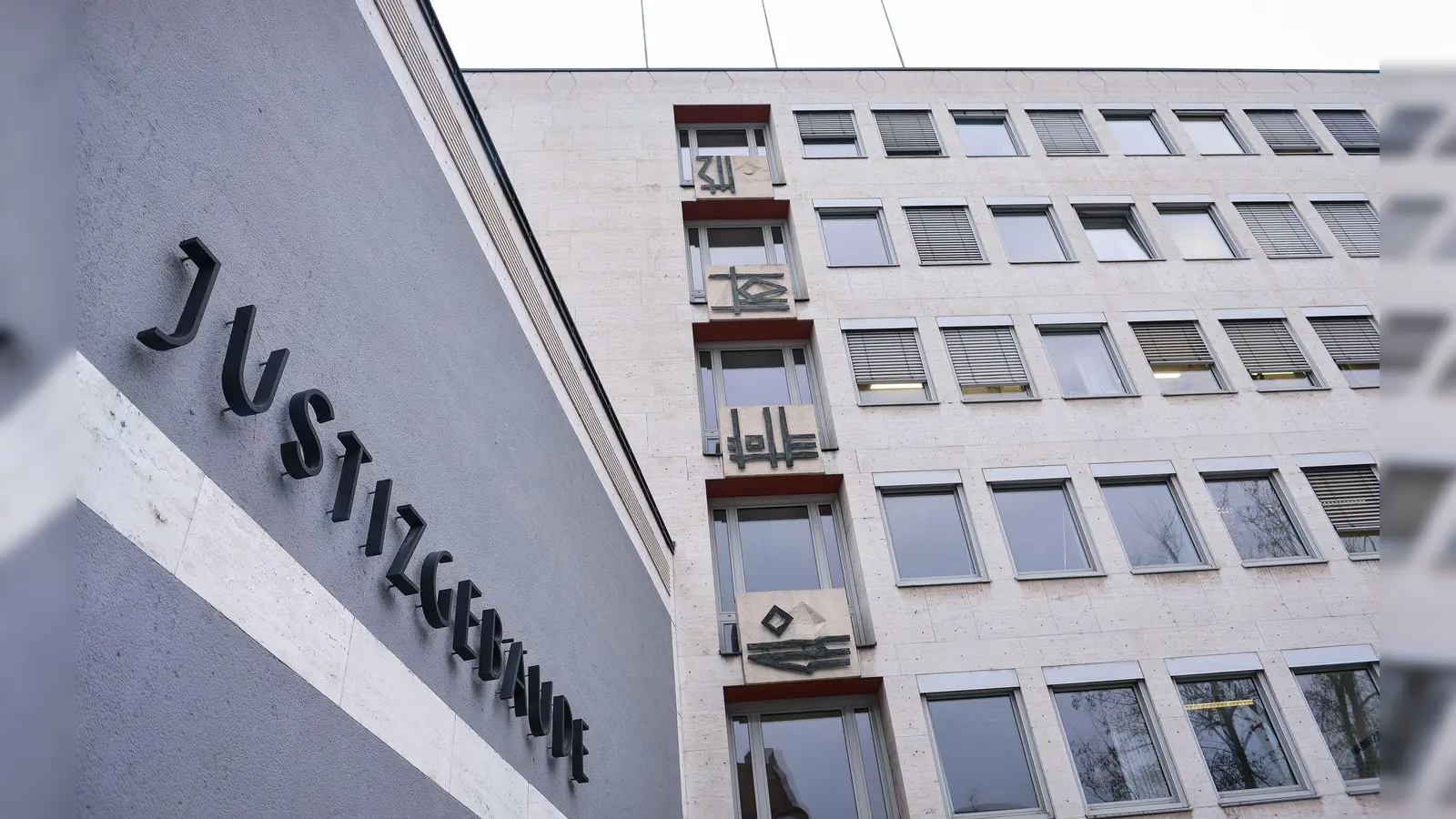 Fünf junge Männer stehen in Aschaffenburg vor Gericht, weil sie ältere Männer mit fingierten Sexkontakten erpresst und diese teils stundenlang festgehalten haben sollen. (Symbolbild) (Foto: David-Wolfgang Ebener/dpa)