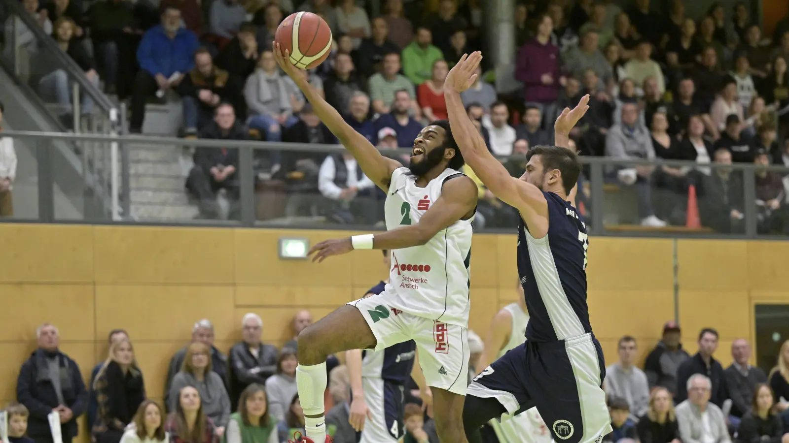 Ansbachs Topscorer Brad Newman (links) gegen den früheren Ansbacher Nick Freer. (Foto: Martin Rügner)