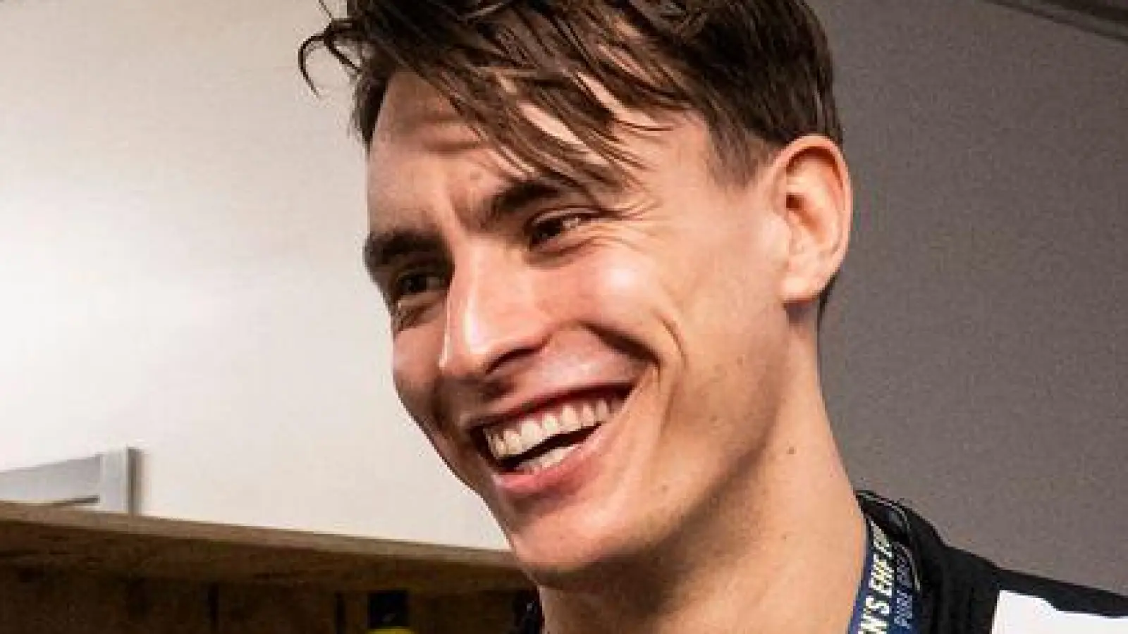 Bundeskanzler Friedrich Merz gratuliert Deutschlands Handballern in der Kabine.  (Foto: Guido Bergmann/Presse- und Informationsamt der Bundesregierung/dpa)