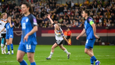 Elisa Senß dreht nach ihrem Tor jubelnd ab. (Foto: Robert Michael/dpa)