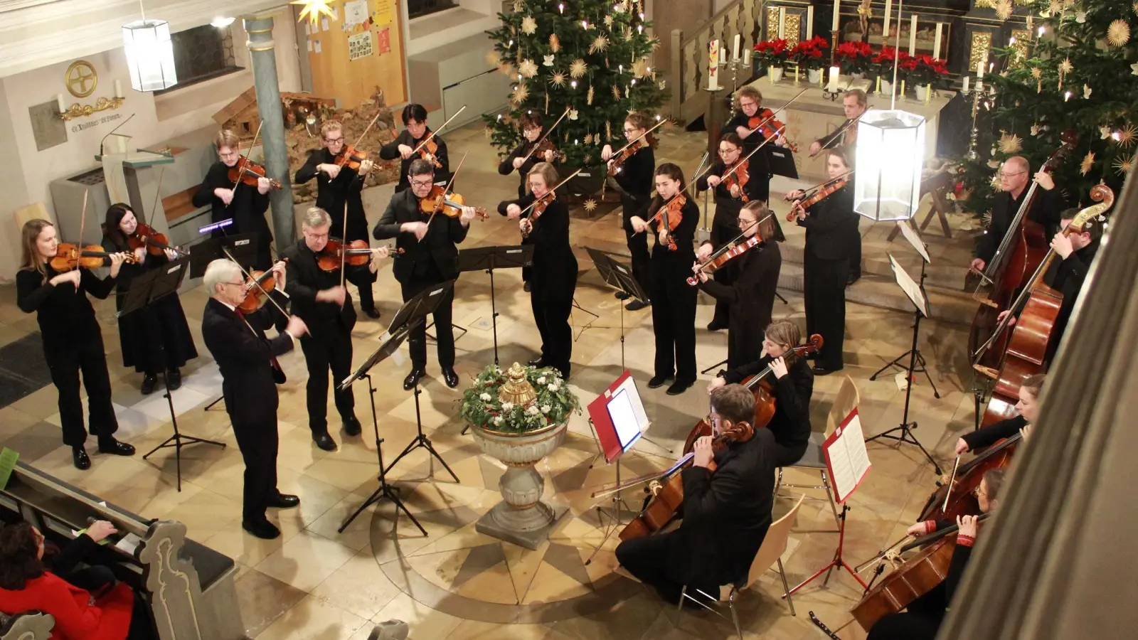 Es ist bereits Tradition: Das Fürther Kammerorchester KlangLust! bestritt das Neujahrskonzert in Emskirchen. Vielleicht wetterbedingt war die Kirche nicht ganz so voll besetzt wie in den Vorjahren. (Foto: Heike Auer)