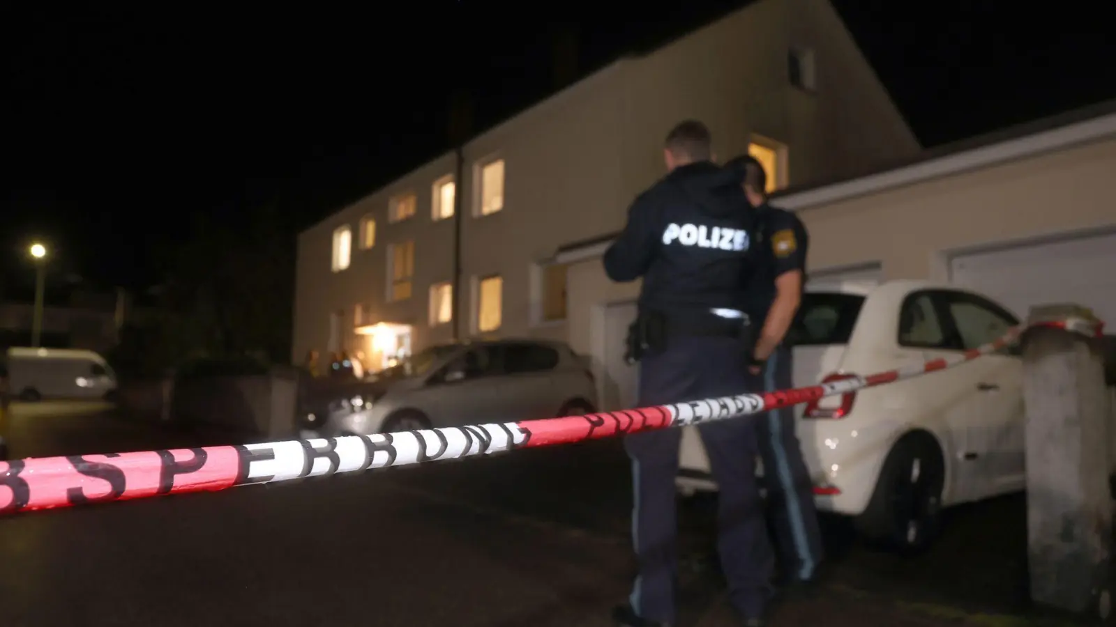 Polizisten im Juli 2023 vor dem Haus in Langweid, in dem drei Menschen erschossen wurden. (Foto: Karl-Josef Hildenbrand/dpa)