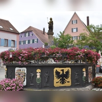 Nicht wegzudenken vom Marktplatz in Feuchtwangen ist der Röhrenbrunnen. Er steht dort inzwischen bereits seit 300 Jahren. (Foto: Erich Herrmann)