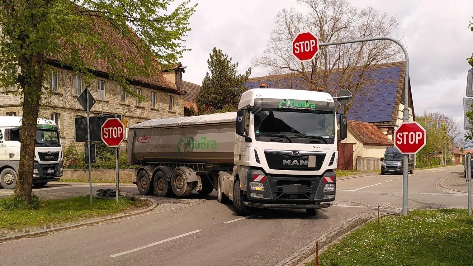 Die Landstraßen im westlichen Landkreis, über die ein Teil des späteren Lasterverkehrs ins Industriegebiet Frauental wohl fließen würde, sind über weite Strecken sehr schmal – wie dieses Fotos eines abbiegenden Fahrzeugs an der Kreuzung in Adelhofen zeigt. (Foto: Beate von Helmst)