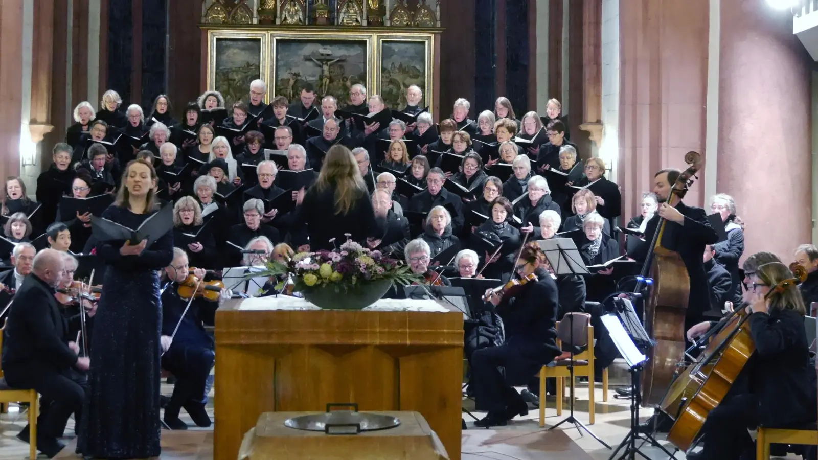Gaben eindrucksvolles Friedenskonzert: die Kantoreien aus Bad Windsheim, Neustadt und Uffenheim, die vom erweiterten Ansbacher Kammerorchester begleitet wurden. (Foto: Rüdiger Pfeiffer)