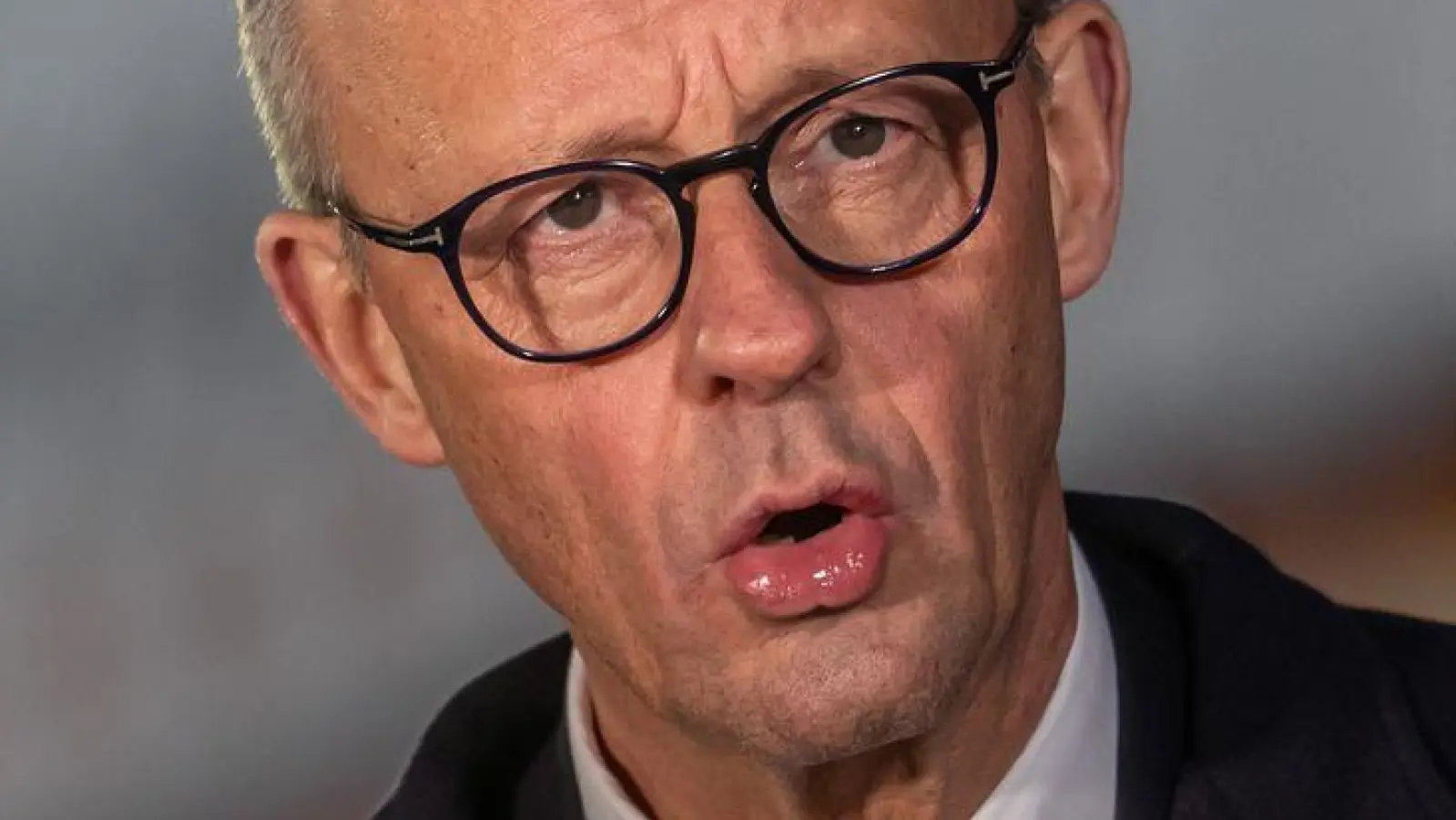 In einer Stellungnahme kurz vor seinem Abflug gab er eine chinesische Weisheit als Motto seiner Reise aus. (Foto: Michael Kappeler/dpa)