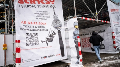 Eine Ausstellung in Berlin widmet sich dem unbekannten Streetart-Künstler Banksy. (Foto: Fabian Sommer/dpa)