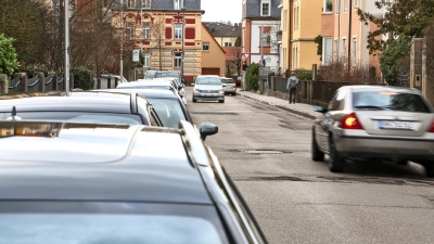 Die Schlaglochpiste Welserstraße wird saniert, allerdings werden die Parkplätze verschwinden. (Foto: Tizian Gerbing)