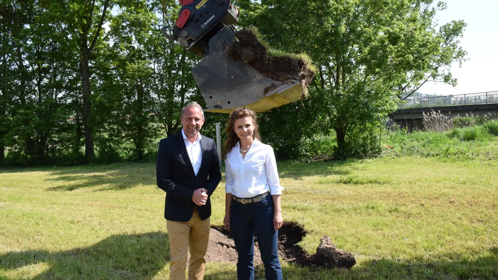 Die erste Schaufel ist ausgehoben: Bayerns Umweltminister Thorsten Glauber und Herriedens Bürgermeisterin Dorina Jechnerer freuen sich über den Beginn der Hochwasserschutzmaßnahmen in Stegbruck. (Foto: Philipp Zimmermann)