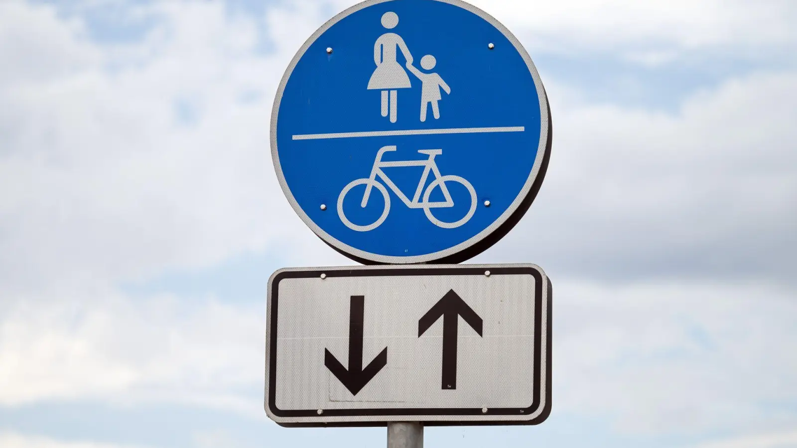 Auf gemeinsam genutzten Geh- und Radwegen müssen Radfahrer die Fußgänger rechtzeitig auf sich aufmerksam machen. (Foto: Soeren Stache/dpa/dpa-tmn)