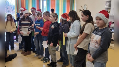 Die Schülerinnen und Schüler der Klasse 5a der Edith-Stein-Realschule Schillingsfürst beschenkten Bewohnende des Elisenstifts mit selbstgedichteten Texten. (Foto: Petra Conrad)