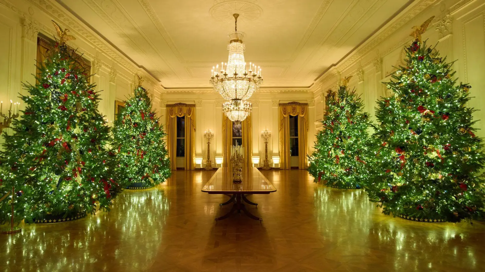 Die First Lady der USA, Melania Trump, hat das Weiße Haus weihnachtlich geschmückt. (Foto: Evan Vucci/AP/dpa)