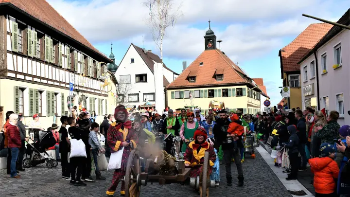 Die Faschingskanone führte traditionell den Faschingsumzug in Markt Erlbach an, gefolgt von den Batukeros-Trommlern.  (Foto: Gudrun Schwarz)