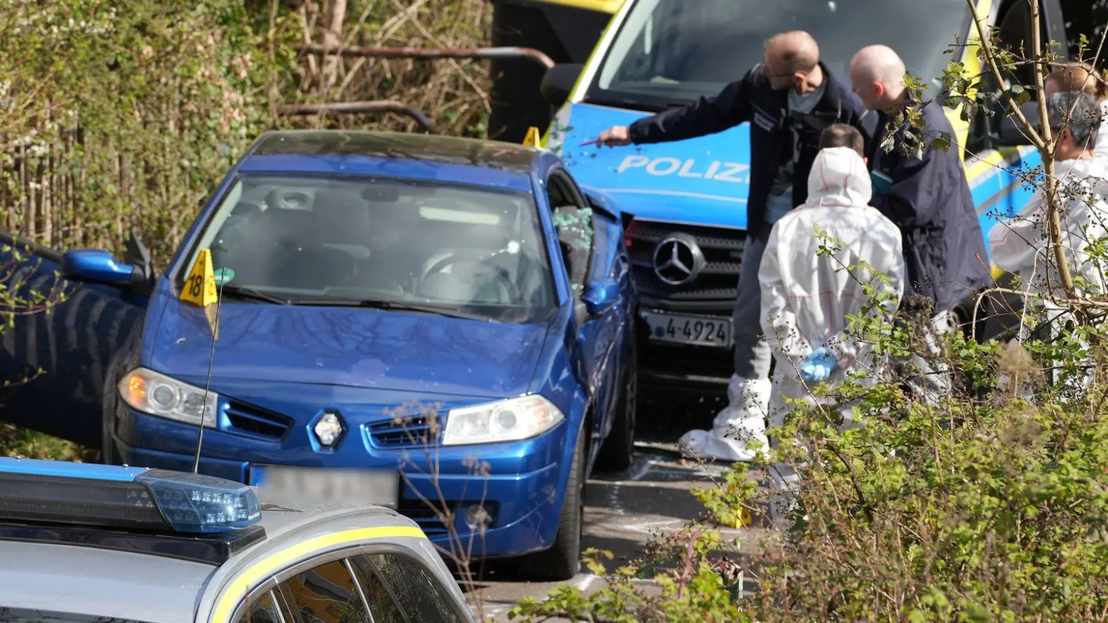 Zahlreiche Kräfte waren am Ostersonntag am Tatort und sicherten Spuren.  (Foto: Kevin Schößler/dpa)