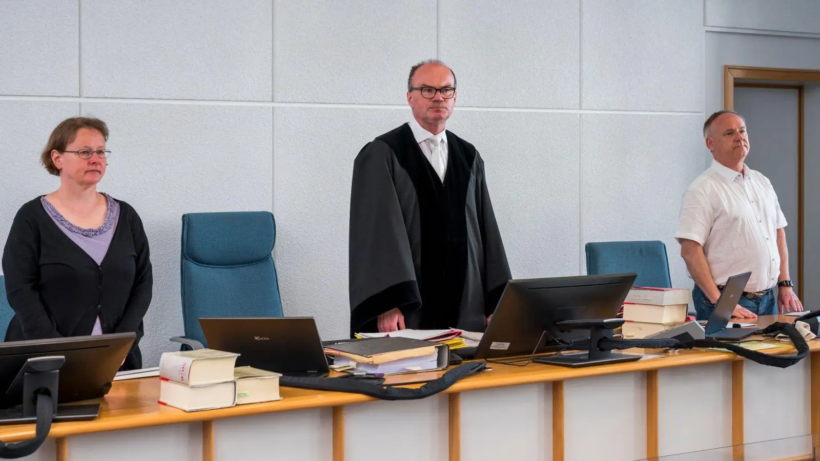 Der vorsitzende Richter am Amtsgericht Bachmann (M.) zu Beginn der Sitzung in Bamberg. (Foto: Daniel Vogl/dpa)