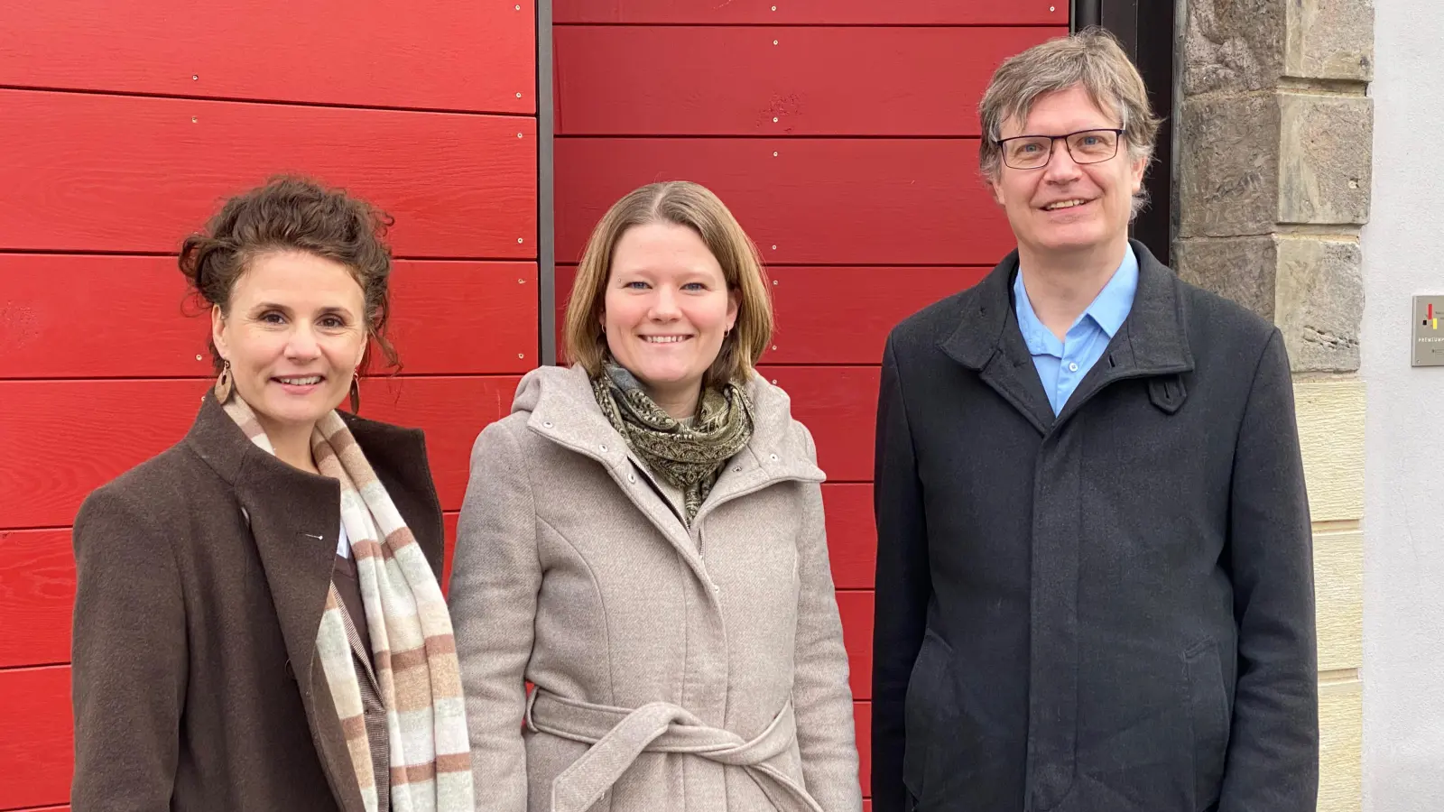 Preisträgerin Franziska Wurzinger (Mitte) zusammen mit Bürgermeisterin Dorina Jechnerer und dem Grünen-Bundestagsabgeordneten Sascha Müller, der sie für die Auszeichnung vorgeschlagen hatte. (F.: Bernhard Spachmüller)