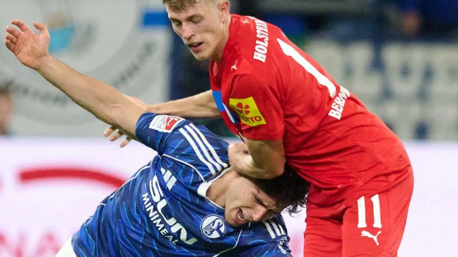 Alexander Bernhardsson (r) machte in einem engen Spiel mit seinem Tor den Unterschied. (Foto: Bernd Thissen/dpa)