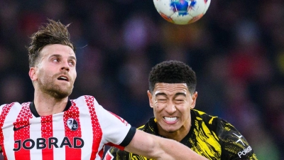 Lucas Höler (l.) traf sehenswert, Jobe Bellingham sah Rot. (Foto: Tom Weller/dpa)