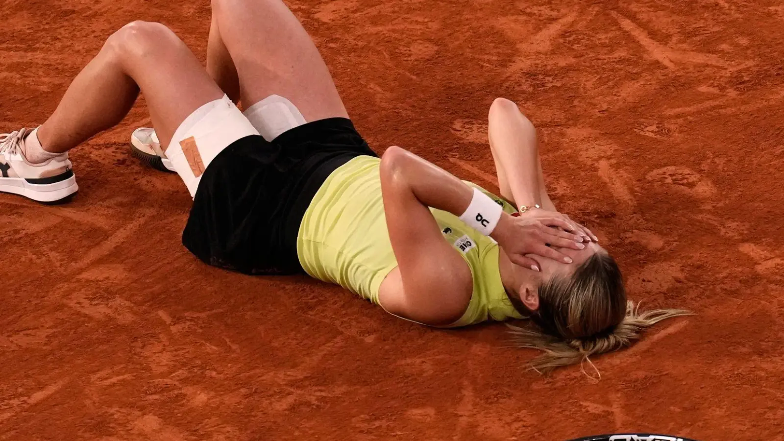 Von den Gefühlen überwältigt: Maja Chwalinska. (Foto: Christophe Ena/AP/dpa)
