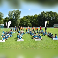 Die in Gruppen aufgeteilten Mannschaften des Fußballcamps mit (in der hinteren Reihe) den Lehrern, den Tutorinnen und Tutoren der Realschule sowie mit dem sportlichen Leiter Hans-Jürgen Brunner (hinten rechts). (Foto: Werner Wenk)