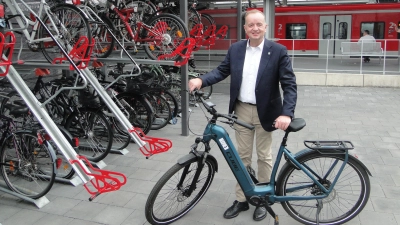 OB Thomas Deffner demonstriert, wie die Abstellplätze, meist Doppelstöcker, funktionieren. (Foto: Winfried Vennemann)