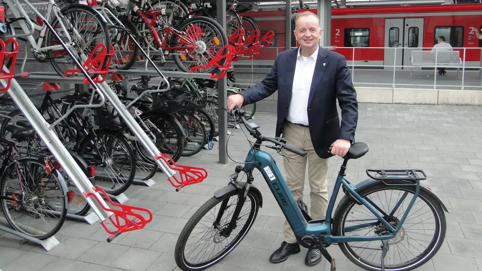 OB Thomas Deffner demonstriert, wie die Abstellplätze, meist Doppelstöcker, funktionieren. (Foto: Winfried Vennemann)