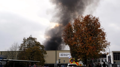 Die Rauchsäule war am 20. Oktober 2024 weit zu sehen. Die beiden Werkschützer, die an diesem Sonntag Dienst hatten und sich im Gebäude aufhielten, bemerkten von dem Brand lange nichts. (Archivbild: Simone Hedler)