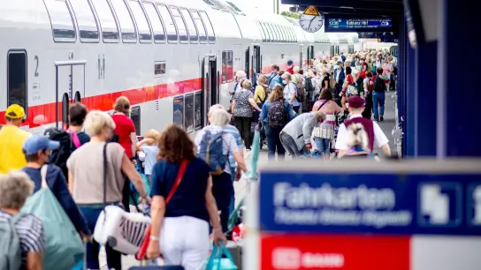 Laut dem Statistischen Bundesamt reisten durch das 9-Euro-Ticket deutlich mehr Menschen mit dem Zug in deutsche Tourismusregionen. (Foto: Hauke-Christian Dittrich/dpa)