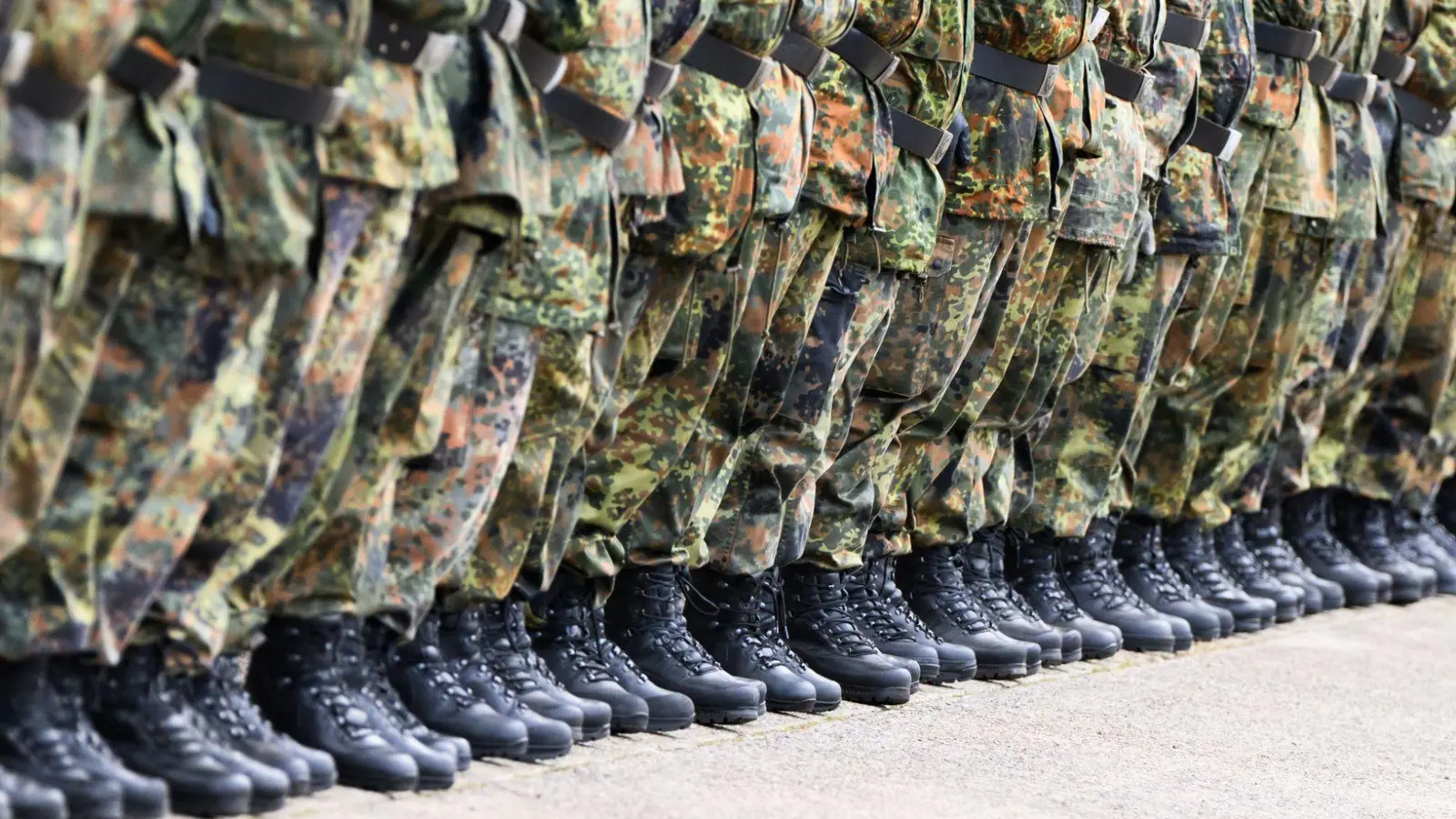 Konkret heißt es in dem Antrag, sowohl Frauen als auch Männer sollten den Fragebogen „verpflichtend“ ausfüllen. (Symbolbild) (Foto: Julian Stratenschulte/dpa)