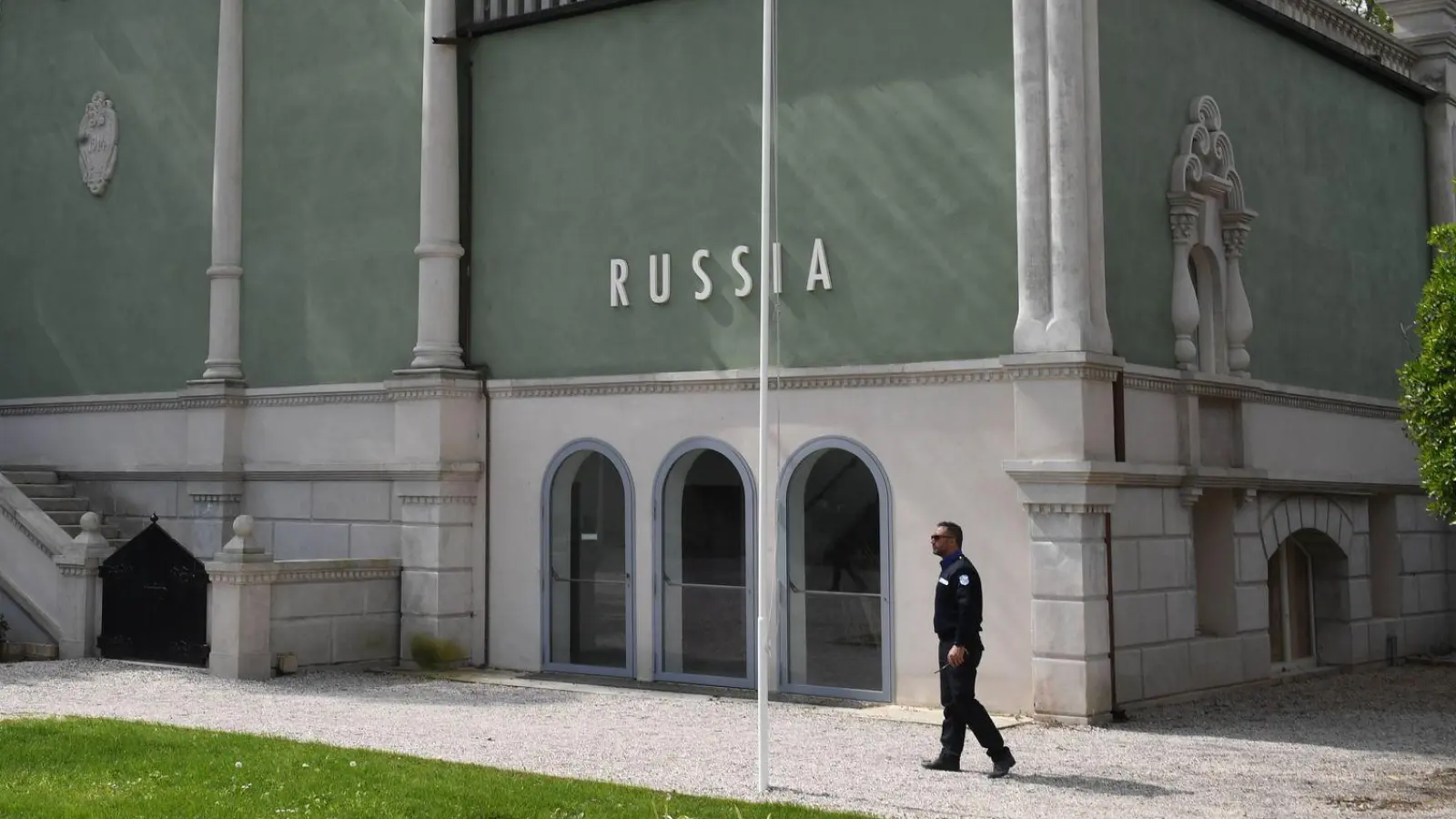 2022 und 2024 wurde der Pavillon von Russland nicht genutzt. Nun wird er wieder genutzt - wenn auch unter besonderen Bedingungen. (Archivbild) (Foto: Felix Hörhager/dpa)