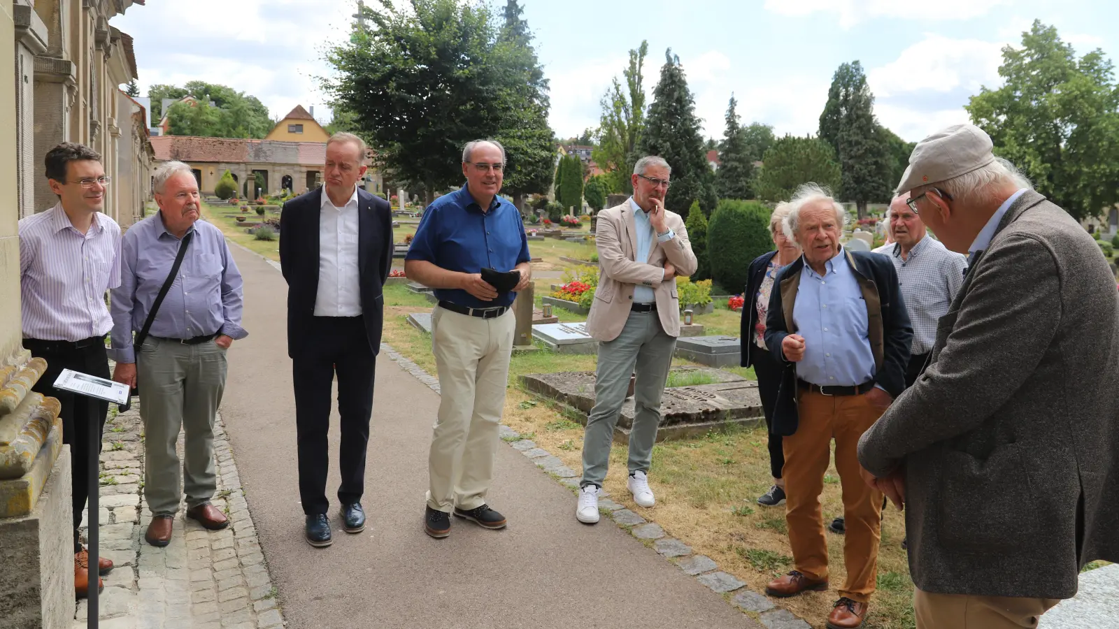 Dr. Manfred Freiherr von Crailsheim (3. von rechts) berichtete an der Gruft über seinen Verwandten Dr. Krafft Graf von Crailsheim, der einst Ministerpräsident war. (Foto: Oliver Herbst)