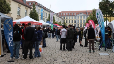 Gerade viele junge Besucherinnen und Besucher kamen voriges Jahr zur damals 26. Ausbildungsstellenbörse. Teil des Areals ist die Reitbahn. (Archivbild: Antonia Müller)