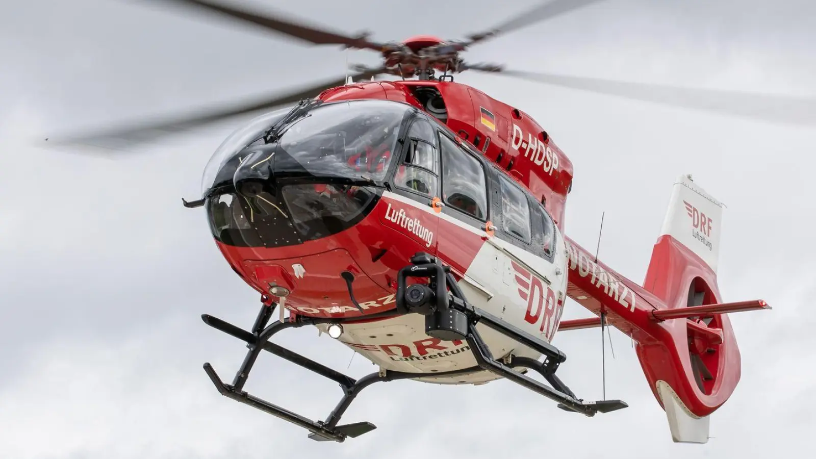 Vier Rettungshubschrauber landen an der Unfallstelle, um die Verletzten zu versorgen. (Symbolbild) (Foto: Daniel Karmann/dpa)