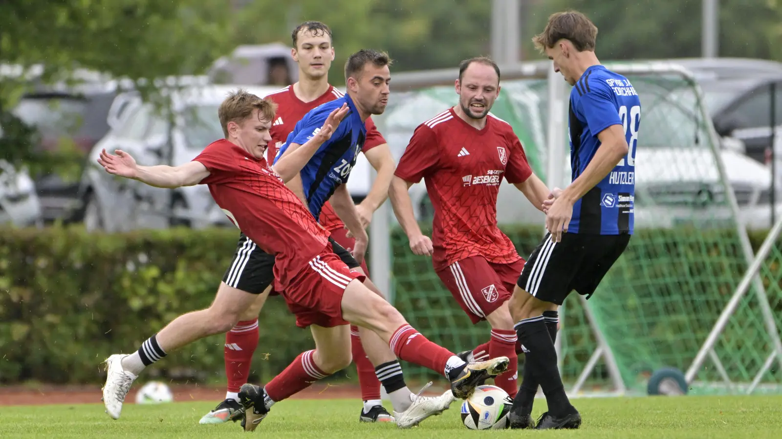 Voller Einsatz: Der Neuendettelsauer Sven Krug (vorne in Rot) geht hier gegen Forchheims Felix Hutzler energisch in den Zweikampf. (Foto: Martin Rügner)