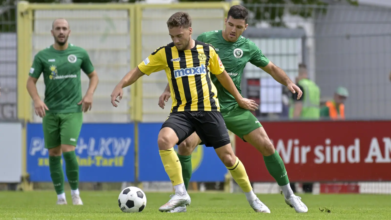 Der Scheinfelder Tim Latteier (vorne, hier im Hinspiel bedrängt von Michael Kleinschrodt) verletzte sich in der Vorbereitung schwer. (Foto: Martin Rügner)