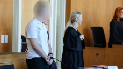Der Angeklagte hat beim Prozessauftakt die Vorwürfe eingeräumt. (Foto: Daniel Löb/dpa)