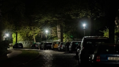 Der Kirchweg im Berliner Ortsteil Nikolassee ist bei einem Stromausfall weitgehend dunkel, da nur die Gaslaternen noch Licht spenden. (Foto: Christoph Soeder/dpa)